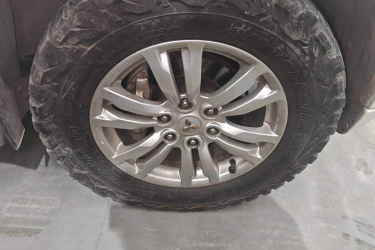 Used Mitsubishi Pajero  Right Front Wheel Hub