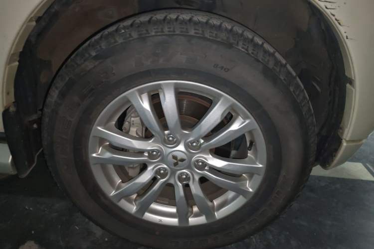 Used Mitsubishi Pajero 2019 V97 3.8L 5-Door GLS Sunroof Dual Differential – Middle East Right Front Wheel Hub