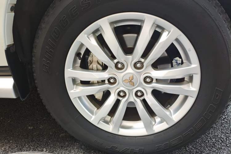 Used Mitsubishi Pajero 2019 V97 3.8L 5-Door GLS Middle East Edition Right Front Wheel Hub