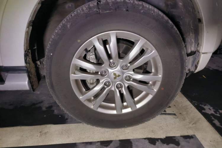Used Mitsubishi Pajero  Right Front Wheel Hub
