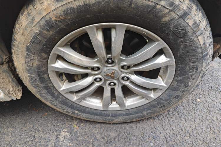 Used Mitsubishi Pajero  Right Front Wheel Hub