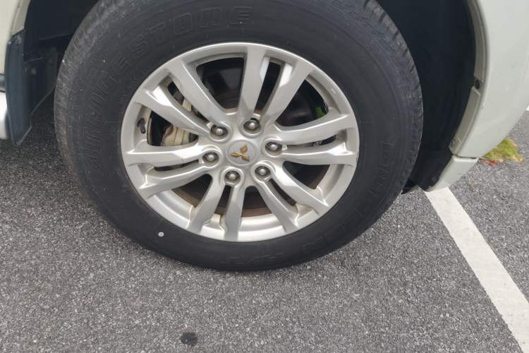 Used Mitsubishi Pajero 2019 V97 3.8L 5-Door GLS Sunroof Dual Differential – Middle East Right Front Wheel Hub