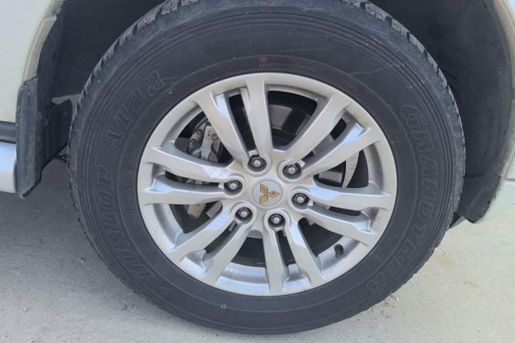 Used Mitsubishi Pajero  Right Front Wheel Hub