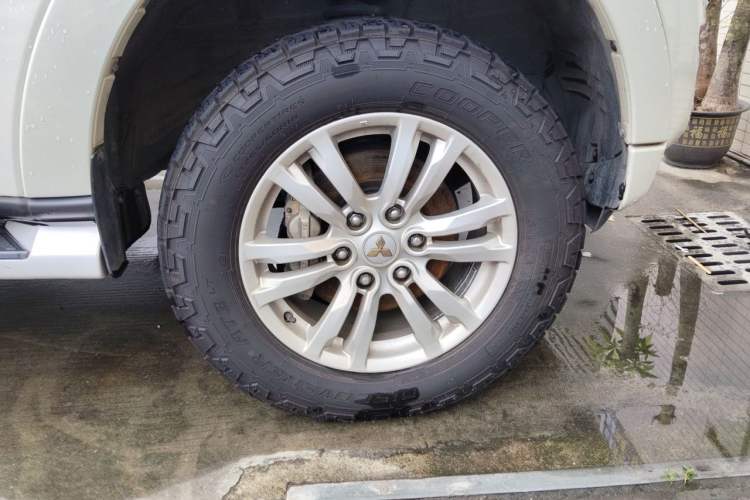 Used Mitsubishi Pajero 2019 V97 3.8L 5-Door GLS Sunroof Dual Differential – Middle East Right Front Wheel Hub