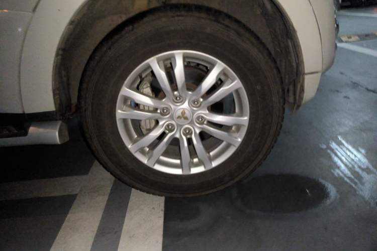 Used Mitsubishi Pajero  Right Front Wheel Hub