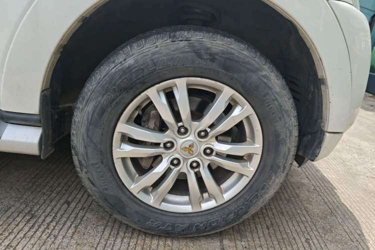 Used Mitsubishi Pajero  Right Front Wheel Hub