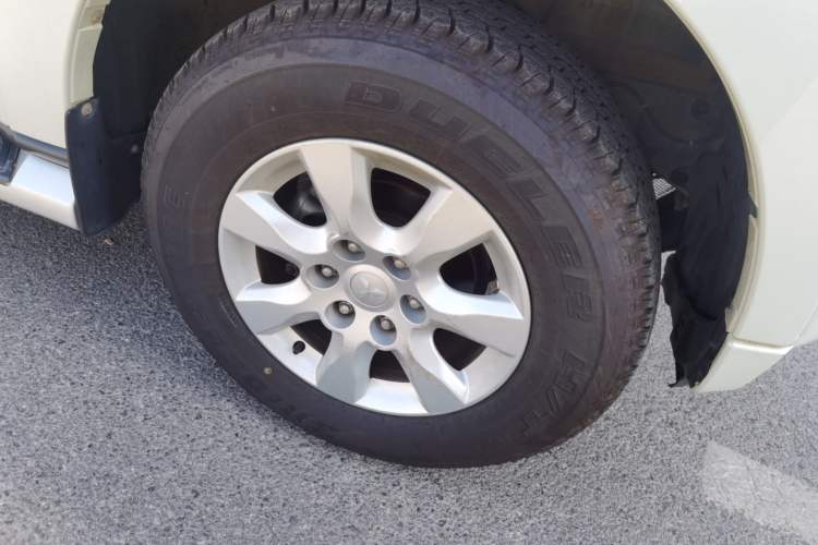 Used Mitsubishi Pajero 2019 3.0L Automatic Comfort Edition Right Front Wheel Hub