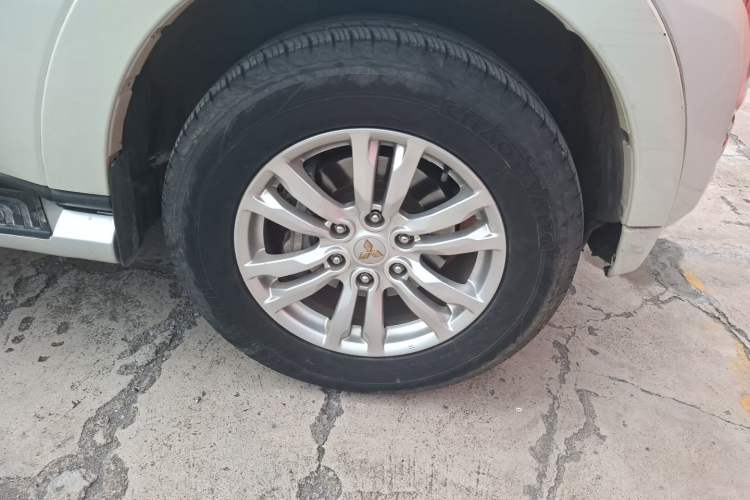 Used Mitsubishi Pajero 2019 V97 3.8L 5-Door GLS Middle East Edition Right Front Wheel Hub