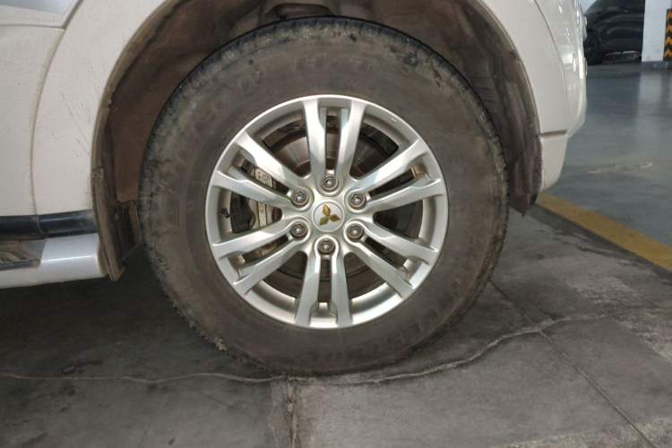 Used Mitsubishi Pajero 2019 V97 3.8L 5-Door GLS Sunroof Dual Differential – Middle East Right Front Wheel Hub