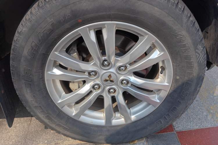 Used Mitsubishi Pajero 2019 V97 3.8L 5-Door GLS Sunroof Dual Differential – Middle East Right Front Wheel Hub