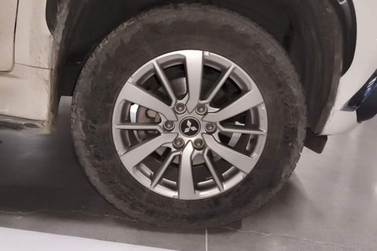 Used Mitsubishi Pajero  Right Front Wheel Hub