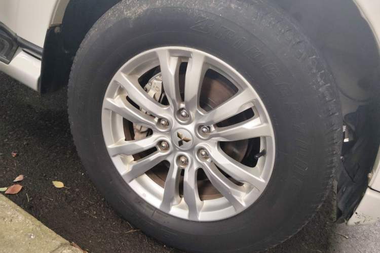 Used Mitsubishi Pajero 2019 V97 3.8L 5-Door GLS Middle East Edition Right Front Wheel Hub