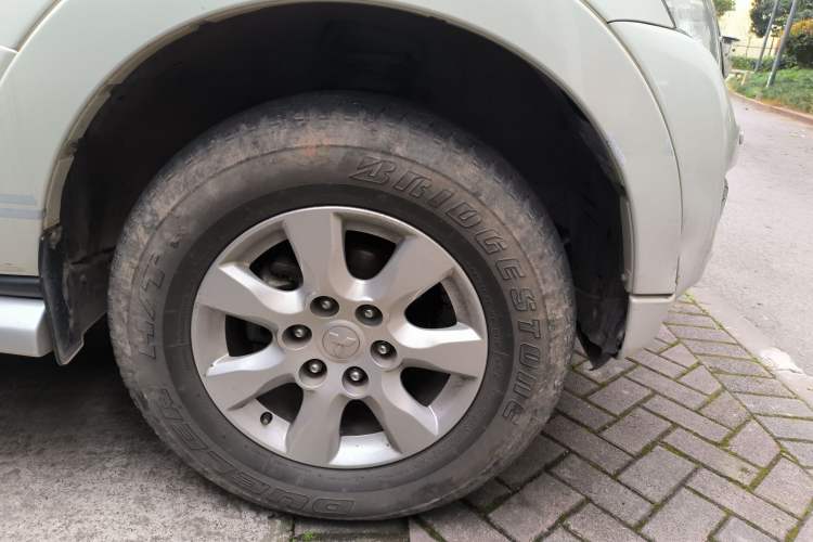 Used Mitsubishi Pajero 2019 3.0L Automatic Standard Edition Right Front Wheel Hub
