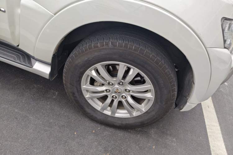 Used Mitsubishi Pajero  Right Front Wheel Hub