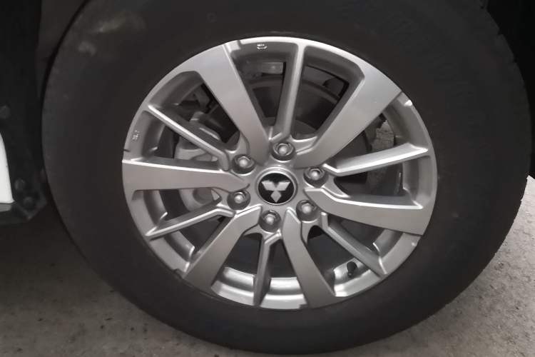 Used Mitsubishi Pajero 2019 3.0L Automatic Standard Edition Right Front Wheel Hub