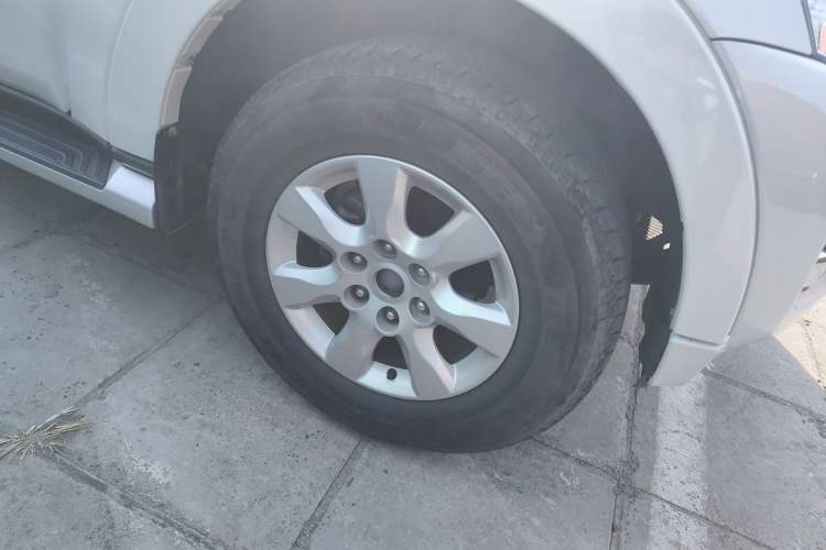 Used Mitsubishi Pajero 2019 3.0L Automatic Standard Edition Right Front Wheel Hub