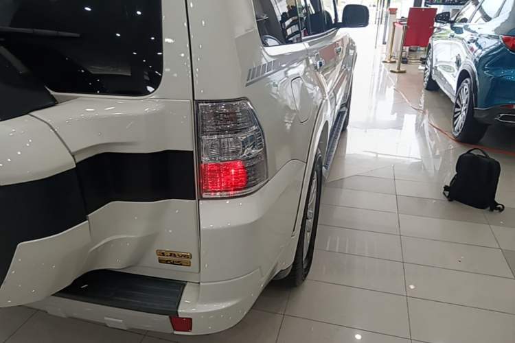 Used Mitsubishi Pajero 2019 V97 3.8L 5-Door GLS Sunroof Dual Differential – Middle East Right Rear Taillight
