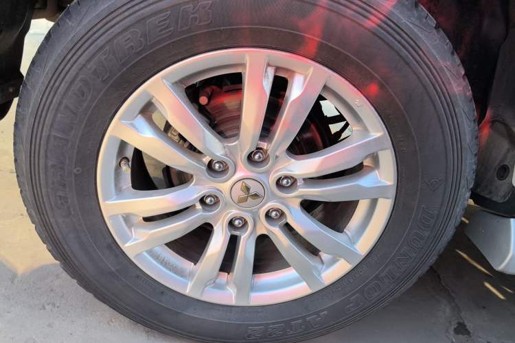 Used Mitsubishi Pajero 2019 3.0L Automatic Prestige Edition Right Rear Wheel Hub