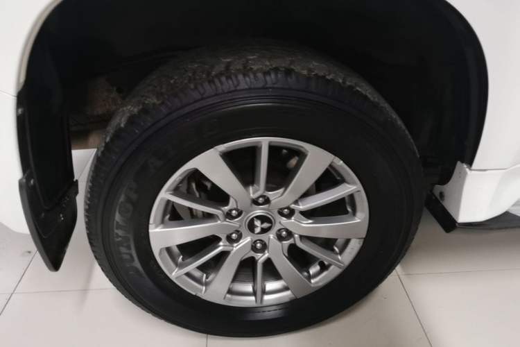 Used Mitsubishi Pajero 2019 3.0L Automatic Standard Edition Right Rear Wheel Hub
