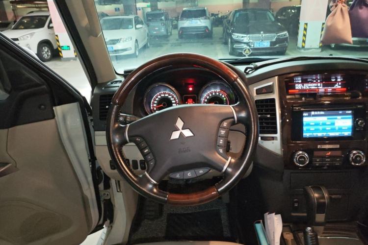 Used Mitsubishi Pajero 2019 V97 3.8L 5-Door GLS Sunroof Dual Differential – Middle East Steering Wheel
