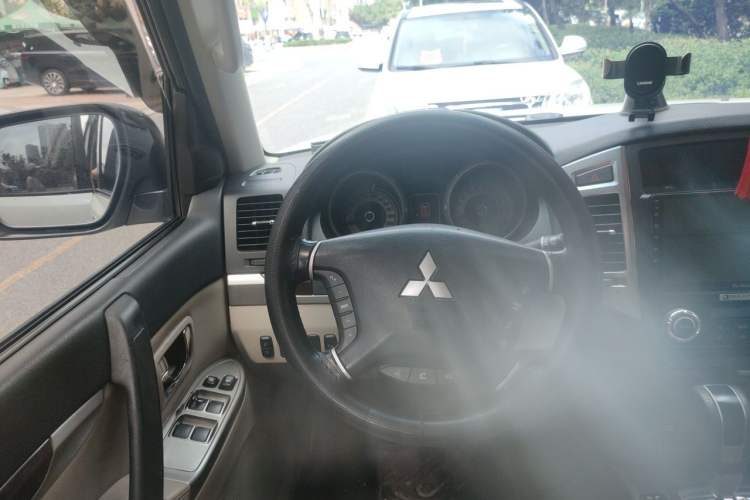 Used Mitsubishi Pajero 2019 3.0L Automatic Prestige Edition Steering Wheel