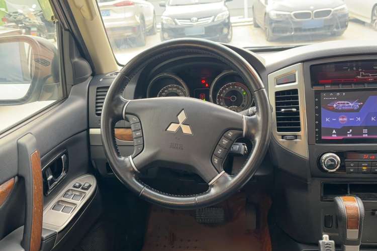 Used Mitsubishi Pajero 2019 3.0L Automatic Comfort Edition Steering Wheel