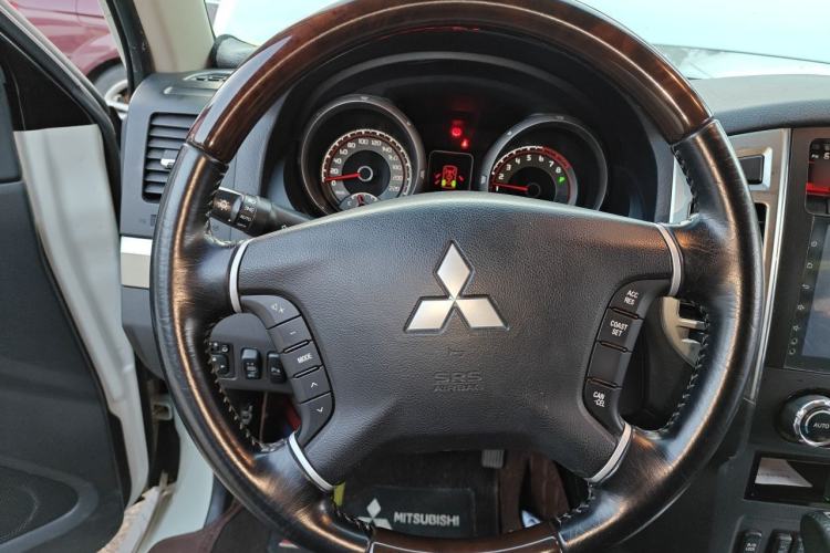 Used Mitsubishi Pajero 2019 3.0L Automatic Prestige Edition Steering Wheel