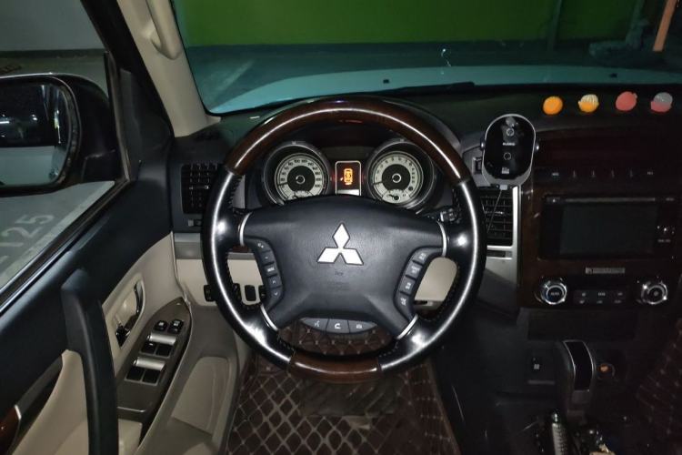 Used Mitsubishi Pajero 2019 V97 3.8L 5-Door GLS Sunroof Dual Differential – Middle East Steering Wheel