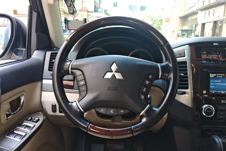 Used Mitsubishi Pajero 2019 V97 3.8L 5-Door GLS Middle East Edition Steering Wheel