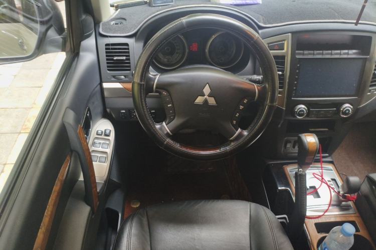 Used Mitsubishi Pajero 2019 3.0L Automatic Prestige Edition Steering Wheel