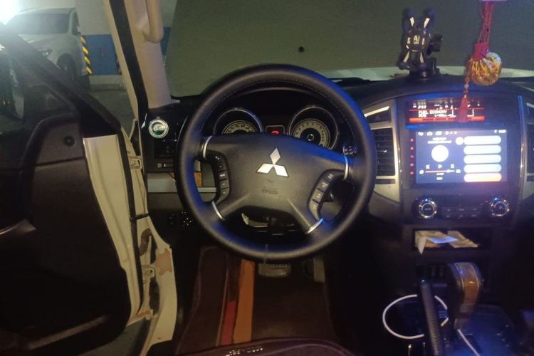 Used Mitsubishi Pajero 2019 3.0L Automatic Comfort Edition Steering Wheel