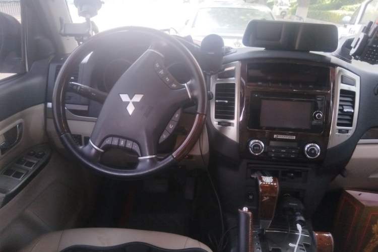 Used Mitsubishi Pajero 2019 V97 3.8L 5-Door GLS Middle East Edition Steering Wheel