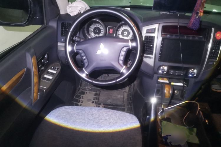 Used Mitsubishi Pajero 2019 3.0L Automatic Standard Edition Steering Wheel