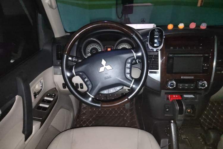 Used Mitsubishi Pajero 2019 V97 3.8L 5-Door GLS Middle East Edition Steering Wheel