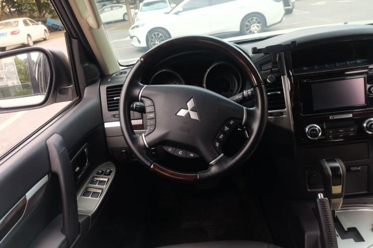 Used Mitsubishi Pajero 2019 V97 3.8L 5-Door GLS Sunroof Dual Differential – Middle East Steering Wheel