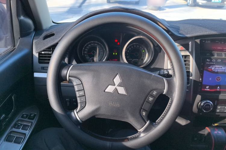 Used Mitsubishi Pajero 2019 3.0L Automatic Prestige Edition Steering Wheel