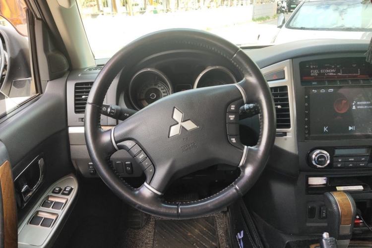 Used Mitsubishi Pajero 2019 3.0L Automatic Standard Edition Steering Wheel