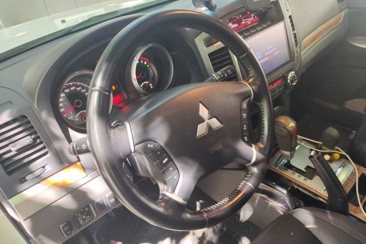 Used Mitsubishi Pajero 2019 3.0L Automatic Comfort Edition Steering Wheel