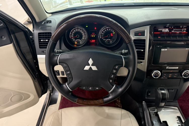 Used Mitsubishi Pajero 2019 V97 3.8L 5-Door GLS Sunroof Dual Differential – Middle East Steering Wheel