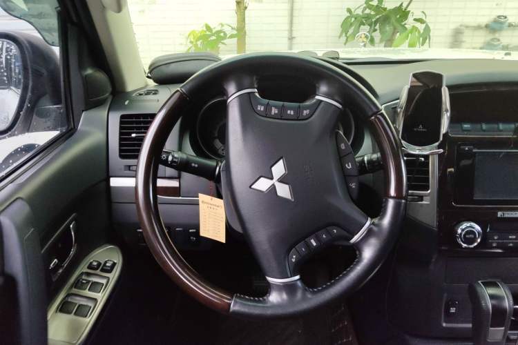 Used Mitsubishi Pajero 2019 V97 3.8L 5-Door GLS Sunroof Dual Differential – Middle East Steering Wheel