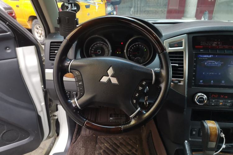 Used Mitsubishi Pajero 2019 3.0L Automatic Prestige Edition Steering Wheel