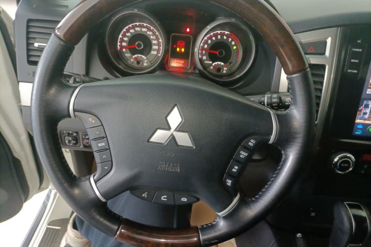 Used Mitsubishi Pajero 2019 V97 3.8L 5-Door GLS Middle East Edition Steering Wheel