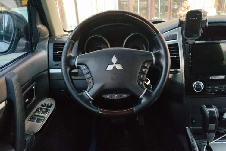 Used Mitsubishi Pajero 2019 V97 3.8L 5-Door GLS Sunroof Dual Differential – Middle East Steering Wheel