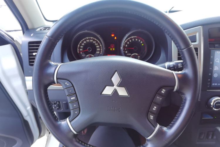 Used Mitsubishi Pajero 2019 3.0L Automatic Comfort Edition Steering Wheel