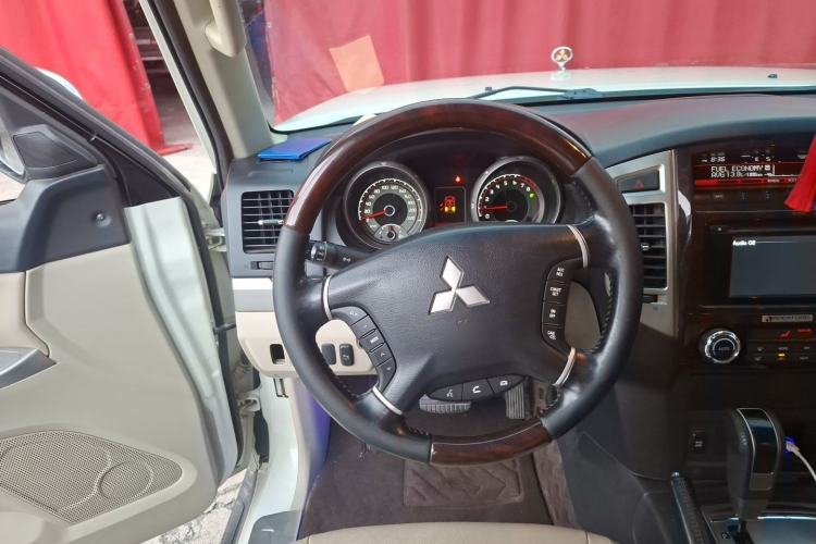Used Mitsubishi Pajero 2019 V97 3.8L 5-Door GLS Middle East Edition Steering Wheel