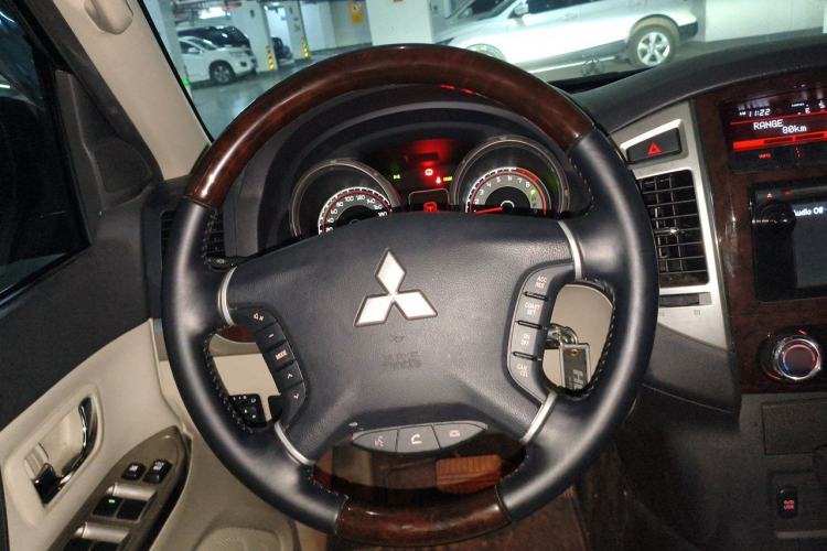 Used Mitsubishi Pajero 2019 V97 3.8L 5-Door GLS Sunroof Dual Differential – Middle East Steering Wheel