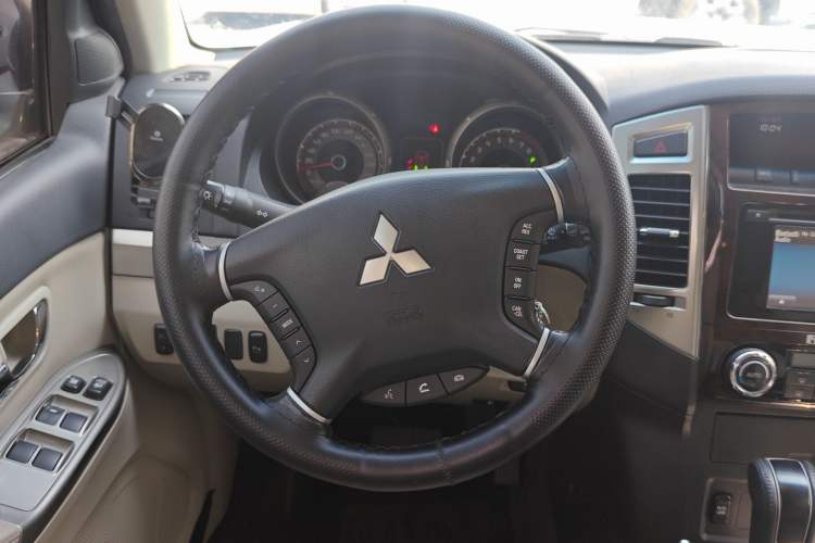 Used Mitsubishi Pajero 2019 V97 3.8L 5-Door GLS Sunroof Dual Differential – Middle East Steering Wheel