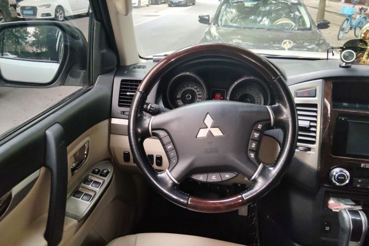 Used Mitsubishi Pajero 2019 V97 3.8L 5-Door GLS Middle East Edition Steering Wheel