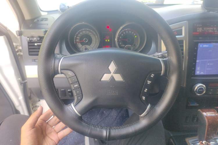 Used Mitsubishi Pajero 2019 3.0L Automatic Standard Edition Steering Wheel