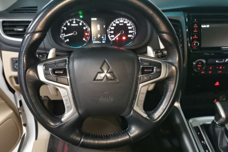 Used Mitsubishi Pajero 2019 3.0L Automatic Standard Edition Steering Wheel